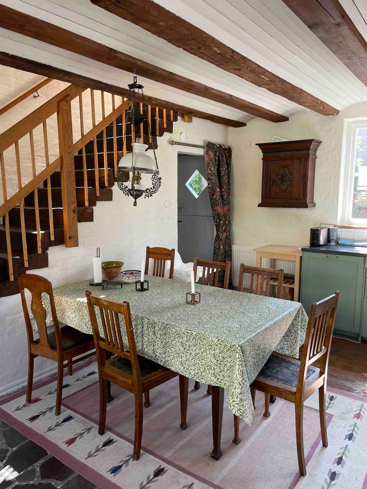 The dining room with original 17th-century beams